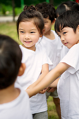 포토 JPG 주간 라이프스타일 여자 남자 어린이라이프 어린이 모션 협력 서기 미소 사람 동양인 여러명 상반신 야외 앞모습 운동 유치원 활발 유치원생 한국인 잡기 줄다리기 천진난만 어린이만 국내포토 자연요소 교육 뷰포인트 다수 컨셉 놀이 표정 건강 인종 생활 파일형식