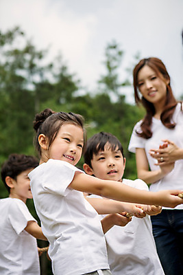 포토 JPG 주간 라이프스타일 여자 남자 어린이라이프 어린이 밧줄 모션 협력 서기 사람 동양인 여러명 상반신 성인 야외 앞모습 운동 교사 유치원 활발 유치원생 한국인 잡기 당기기 줄다리기 천진난만 아이돌봄 국내포토 자연요소 직업 교육 줄 뷰포인트 다수 컨셉 놀이 건강 인종 생활 파일형식 돌봄서비스