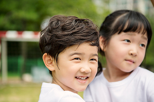 포토 JPG 주간 라이프스타일 여자 남자 어린이라이프 어린이 모션 협력 서기 미소 사람 동양인 상반신 야외 두명 앞모습 운동 유치원 활발 유치원생 한국인 줄다리기 천진난만 어린이만 국내포토 자연요소 교육 뷰포인트 컨셉 놀이 표정 건강 인종 생활 파일형식