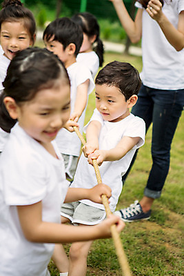포토 JPG 주간 라이프스타일 여자 남자 어린이라이프 어린이 밧줄 모션 협력 서기 사람 동양인 여러명 상반신 야외 앞모습 유치원 활발 유치원생 한국인 잡기 당기기 줄다리기 천진난만 어린이만 국내포토 자연요소 교육 줄 뷰포인트 다수 컨셉 놀이 인종 생활 파일형식