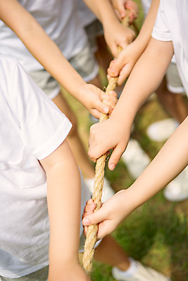 포토 JPG 주간 라이프스타일 손 어린이라이프 어린이 밧줄 모션 협력 사람 동양인 여러명 상반신 야외 앞모습 신체부위 운동 유치원 활발 유치원생 한국인 잡기 줄다리기 천진난만 어린이만 국내포토 자연요소 교육 줄 뷰포인트 다수 컨셉 놀이 건강 인종 생활 파일형식