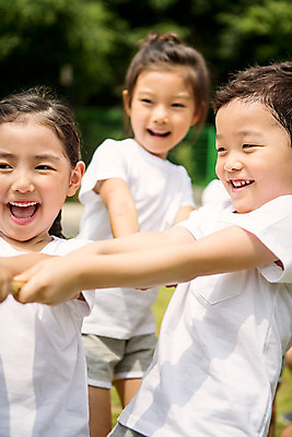 포토 JPG 주간 라이프스타일 여자 남자 어린이라이프 어린이 밧줄 모션 협력 서기 미소 사람 동양인 상반신 야외 앞모습 세명 운동 유치원 활발 유치원생 한국인 잡기 줄다리기 천진난만 어린이만 국내포토 자연요소 교육 줄 뷰포인트 컨셉 놀이 표정 건강 인종 생활 파일형식