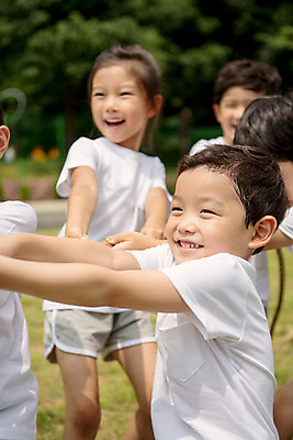 포토 JPG 주간 라이프스타일 여자 남자 어린이라이프 어린이 밧줄 모션 협력 서기 미소 사람 동양인 여러명 상반신 야외 앞모습 운동 유치원 활발 유치원생 한국인 잡기 줄다리기 천진난만 어린이만 국내포토 자연요소 교육 줄 뷰포인트 다수 컨셉 놀이 표정 건강 인종 생활 파일형식