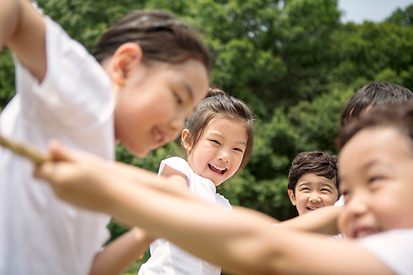 포토 JPG 주간 라이프스타일 여자 남자 어린이라이프 어린이 밧줄 모션 협력 서기 사람 동양인 여러명 상반신 야외 앞모습 운동 유치원 활발 유치원생 한국인 잡기 당기기 줄다리기 천진난만 어린이만 국내포토 자연요소 교육 줄 뷰포인트 다수 컨셉 놀이 건강 인종 생활 파일형식