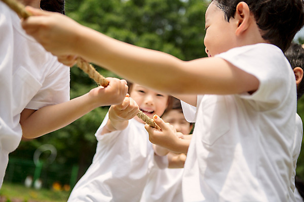 포토 JPG 주간 라이프스타일 여자 남자 어린이라이프 어린이 밧줄 모션 협력 사람 동양인 여러명 상반신 야외 앞모습 유치원 활발 유치원생 한국인 잡기 당기기 줄다리기 천진난만 어린이만 국내포토 자연요소 교육 줄 뷰포인트 다수 컨셉 놀이 인종 생활 파일형식