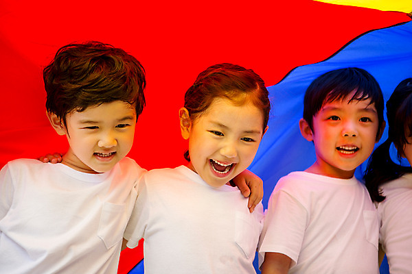 포토 JPG 주간 라이프스타일 여자 남자 어린이라이프 어린이 모션 어깨동무 함께함 서기 미소 사람 동양인 여러명 상반신 야외 앞모습 운동 유치원 활발 유치원생 한국인 천진난만 어린이만 국내포토 자연요소 교육 뷰포인트 포즈 다수 컨셉 표정 건강 인종 생활 파일형식