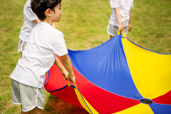 포토 JPG 주간 라이프스타일 남자 어린이라이프 어린이 모션 놀이 함께함 서기 들기 사람 동양인 상반신 야외 세명 운동 유치원 활발 유치원생 한국인 잡기 천진난만 남자만 어린이만 소년만 국내포토 자연요소 교육 컨셉 건강 인종 생활 파일형식