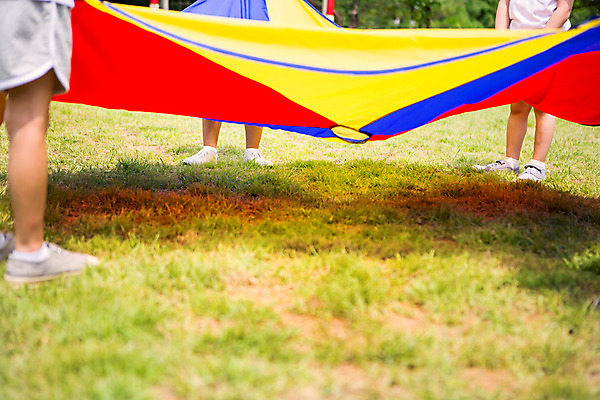 포토 JPG 주간 라이프스타일 어린이라이프 어린이 모션 함께함 서기 사람 동양인 여러명 야외 운동 놀이용품 유치원 활발 유치원생 한국인 하반신 잡기 천진난만 어린이만 국내포토 자연요소 교육 다수 컨셉 건강 인종 생활 오브젝트 파일형식