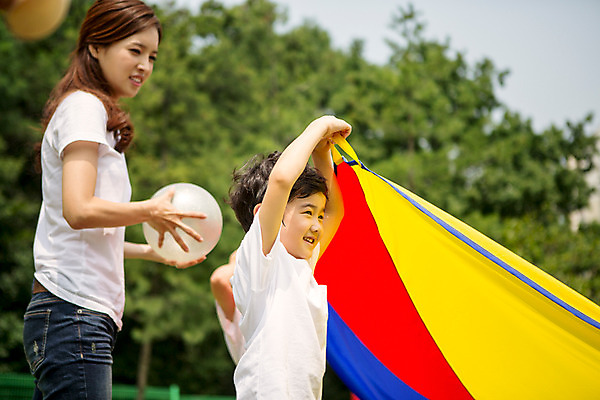 포토 JPG 주간 라이프스타일 여자 남자 어린이라이프 어린이 공 모션 함께함 서기 미소 들기 사람 동양인 상반신 성인 야외 두명 운동 놀이용품 교사 유치원 활발 유치원생 한국인 천진난만 아이돌봄 국내포토 자연요소 직업 교육 컨셉 표정 건강 인종 생활 오브젝트 파일형식 돌봄서비스