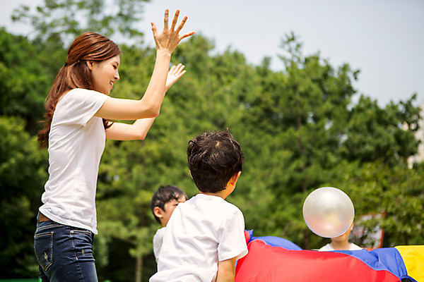 포토 JPG 주간 식물 라이프스타일 여자 남자 어린이라이프 어린이 공 모션 함께함 서기 사람 동양인 손짓 여러명 상반신 성인 야외 앞모습 운동 놀이용품 교사 유치원 활발 유치원생 한국인 던지기 천진난만 아이돌봄 국내포토 자연요소 직업 교육 뷰포인트 다수 컨셉 건강 인종 생활 오브젝트 파일형식 돌봄서비스