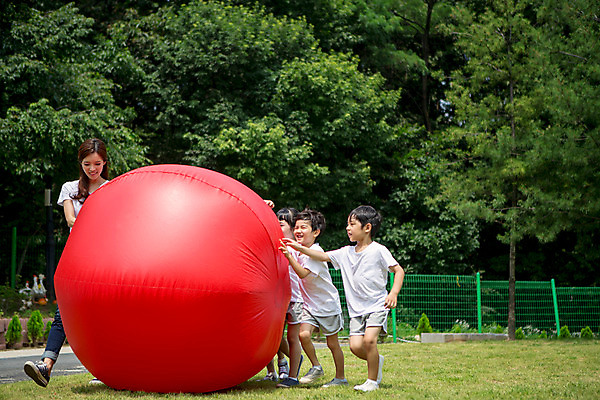 포토 JPG 주간 전신 라이프스타일 여자 남자 어린이라이프 어린이 공 모션 함께함 사람 동양인 여러명 성인 야외 운동 걷기 교사 유치원 활발 유치원생 한국인 공굴리기 천진난만 아이돌봄 국내포토 자연요소 직업 교육 다수 컨셉 건강 인종 생활 굴리기 파일형식 돌봄서비스