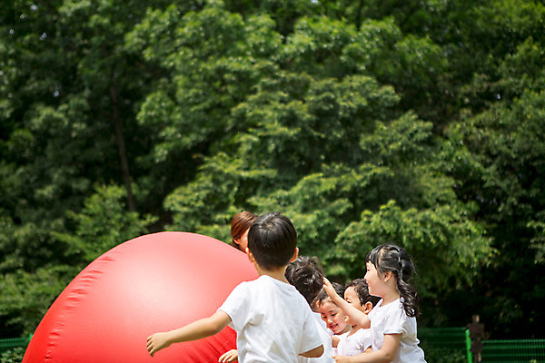 포토 JPG 주간 나무 식물 라이프스타일 여자 남자 어린이라이프 어린이 공 모션 함께함 사람 동양인 여러명 상반신 성인 야외 뒷모습 운동 교사 유치원 활발 유치원생 한국인 굴리기 천진난만 아이돌봄 국내포토 자연요소 직업 교육 뷰포인트 다수 컨셉 건강 인종 생활 파일형식 돌봄서비스
