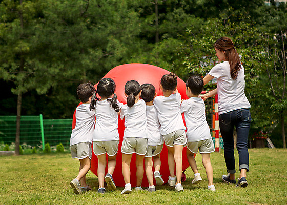 포토 JPG 주간 전신 라이프스타일 여자 남자 어린이라이프 어린이 공 모션 함께함 사람 동양인 여러명 성인 야외 뒷모습 운동 교사 유치원 활발 유치원생 한국인 공굴리기 굴리기 천진난만 아이돌봄 국내포토 자연요소 직업 교육 뷰포인트 다수 컨셉 건강 인종 생활 파일형식 돌봄서비스