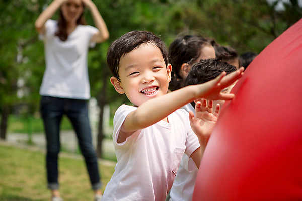 포토 JPG 주간 라이프스타일 여자 남자 어린이라이프 어린이 공 모션 함께함 서기 미소 사람 동양인 여러명 상반신 성인 야외 앞모습 운동 교사 유치원 활발 유치원생 한국인 공굴리기 굴리기 천진난만 아이돌봄 국내포토 자연요소 직업 교육 뷰포인트 다수 컨셉 표정 건강 인종 생활 파일형식 돌봄서비스