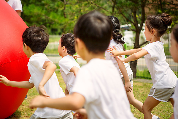 포토 JPG 주간 라이프스타일 여자 남자 어린이라이프 어린이 모션 함께함 사람 동양인 여러명 야외 운동 유치원 활발 유치원생 한국인 천진난만 어린이만 국내포토 자연요소 교육 다수 컨셉 건강 인종 생활 파일형식