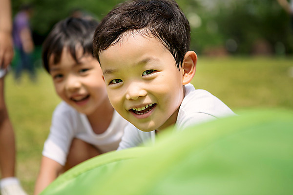 포토 JPG 주간 라이프스타일 남자 어린이라이프 어린이 모션 함께함 미소 사람 앉기 동양인 상반신 야외 두명 앞모습 운동 유치원 활발 유치원생 한국인 천진난만 남자만 어린이만 소년만 국내포토 자연요소 교육 뷰포인트 컨셉 표정 건강 인종 생활 파일형식