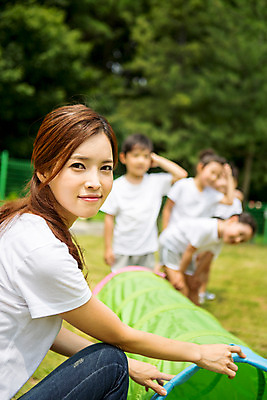 포토 JPG 주간 라이프스타일 여자 남자 어린이라이프 어린이 모션 함께함 서기 미소 사람 앉기 동양인 여러명 상반신 성인 야외 앞모습 옆모습 아웃포커스 운동 교사 유치원 활발 유치원생 한국인 장애물 천진난만 아이돌봄 국내포토 자연요소 직업 교육 뷰포인트 다수 컨셉 촬영기법 표정 건강 인종 생활 파일형식 돌봄서비스