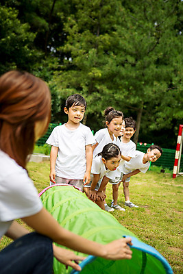 포토 JPG 주간 전신 라이프스타일 여자 남자 어린이라이프 어린이 모션 함께함 서기 미소 사람 앉기 동양인 여러명 상반신 성인 야외 앞모습 옆모습 운동 교사 유치원 활발 유치원생 한국인 장애물 천진난만 아이돌봄 국내포토 자연요소 직업 교육 뷰포인트 다수 컨셉 표정 건강 인종 생활 파일형식 돌봄서비스