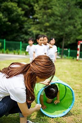 포토 JPG 주간 라이프스타일 여자 남자 어린이라이프 어린이 모션 함께함 서기 사람 앉기 동양인 여러명 상반신 성인 야외 운동 교사 유치원 활발 유치원생 한국인 장애물 기어가기 천진난만 아이돌봄 국내포토 자연요소 직업 교육 다수 컨셉 건강 인종 생활 파일형식 돌봄서비스