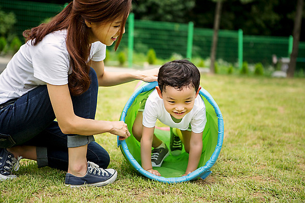 포토 JPG 주간 전신 라이프스타일 여자 남자 어린이라이프 어린이 엎드리기 모션 함께함 사람 앉기 동양인 성인 야외 두명 앞모습 운동 교사 유치원 활발 유치원생 한국인 기어가기 천진난만 아이돌봄 국내포토 자연요소 직업 교육 뷰포인트 컨셉 건강 인종 생활 파일형식 돌봄서비스