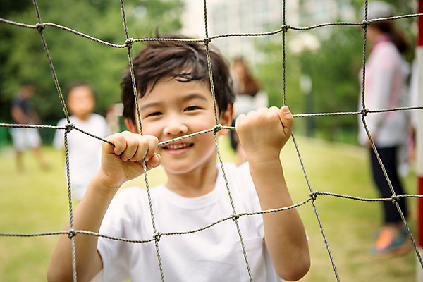 포토 JPG 주간 라이프스타일 남자 어린이라이프 어린이 모션 함께함 서기 미소 사람 동양인 손짓 여러명 상반신 야외 앞모습 축구 유치원 활발 유치원생 한국인 골대 천진난만 남자만 어린이만 소년만 국내포토 자연요소 교육 뷰포인트 다수 컨셉 표정 인종 생활 구기 파일형식