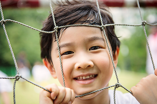 포토 JPG 주간 라이프스타일 남자 어린이라이프 어린이 장난 모션 함께함 한명 서기 미소 사람 동양인 상반신 야외 앞모습 축구 유치원 활발 유치원생 한국인 골대 천진난만 남자만 어린이만 소년만 국내포토 자연요소 1 교육 뷰포인트 컨셉 표정 인종 생활 구기 파일형식