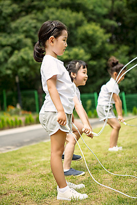 포토 JPG 주간 전신 라이프스타일 여자 어린이라이프 어린이 모션 함께함 서기 들기 사람 동양인 야외 옆모습 세명 운동 유치원 활발 유치원생 한국인 줄넘기 천진난만 여자만 어린이만 소녀만 국내포토 자연요소 교육 뷰포인트 컨셉 건강 인종 생활 파일형식