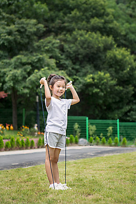 포토 JPG 주간 전신 라이프스타일 여자 어린이라이프 어린이 모션 함께함 한명 서기 미소 들기 사람 동양인 야외 앞모습 운동 유치원 활발 유치원생 한국인 줄넘기 천진난만 여자만 여자한명만 어린이만 소녀만 소녀한명만 국내포토 자연요소 1 교육 뷰포인트 컨셉 표정 건강 인종 생활 파일형식