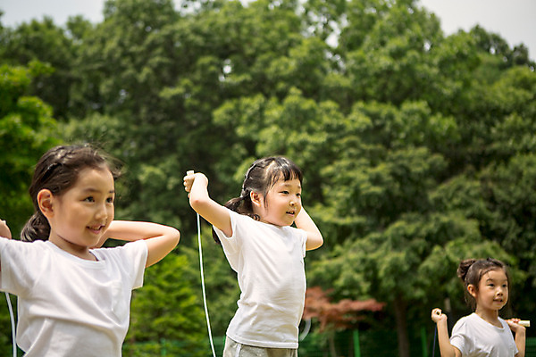 포토 JPG 주간 라이프스타일 여자 어린이라이프 어린이 모션 함께함 서기 들기 사람 동양인 상반신 야외 앞모습 세명 운동 유치원 활발 유치원생 한국인 줄넘기 천진난만 여자만 어린이만 소녀만 국내포토 자연요소 교육 뷰포인트 컨셉 건강 인종 생활 파일형식