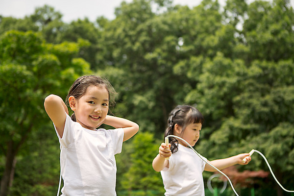 포토 JPG 주간 나무 식물 라이프스타일 여자 어린이라이프 어린이 모션 함께함 서기 미소 들기 사람 동양인 상반신 야외 두명 앞모습 운동 유치원 활발 유치원생 한국인 줄넘기 천진난만 여자만 어린이만 소녀만 국내포토 자연요소 교육 뷰포인트 컨셉 표정 건강 인종 생활 파일형식