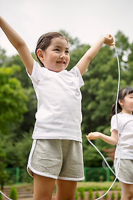 포토 JPG 주간 라이프스타일 여자 어린이라이프 어린이 모션 팔벌리기 함께함 서기 미소 들기 사람 동양인 상반신 야외 두명 앞모습 운동 유치원 활발 유치원생 한국인 줄넘기 천진난만 여자만 어린이만 소녀만 국내포토 자연요소 교육 뷰포인트 컨셉 표정 건강 인종 생활 파일형식