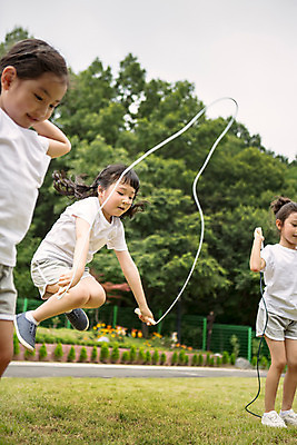 포토 JPG 주간 전신 라이프스타일 여자 어린이라이프 어린이 모션 함께함 미소 들기 사람 동양인 야외 앞모습 세명 운동 점프 유치원 활발 유치원생 한국인 줄넘기 천진난만 여자만 어린이만 소녀만 국내포토 자연요소 교육 뷰포인트 컨셉 표정 건강 인종 생활 파일형식
