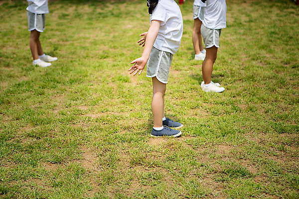 포토 JPG 주간 라이프스타일 어린이라이프 어린이 모션 함께함 서기 사람 동양인 잔디 야외 옆모습 세명 운동 유치원 활발 유치원생 한국인 하반신 체조 천진난만 어린이만 국내포토 자연요소 식물 교육 뷰포인트 컨셉 건강 인종 생활 파일형식