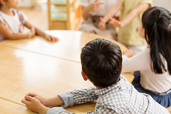 포토 JPG 라이프스타일 여자 남자 어린이라이프 어린이 모션 탁자 실내 사람 앉기 동양인 여러명 뒷모습 유치원 유치원생 한국인 집중 자기소개 어린이만 국내포토 교육 뷰포인트 가구 다수 컨셉 인종 내부 생활 파일형식