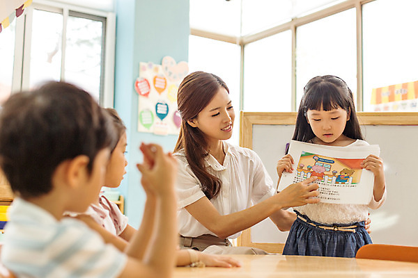 포토 JPG 라이프스타일 여자 남자 어린이라이프 어린이 모션 수업 실내 서기 미소 들기 사람 앉기 동양인 여러명 상반신 성인 앞모습 교사 유치원 유치원생 한국인 집중 동화책 아이돌봄 국내포토 직업 교육 뷰포인트 다수 컨셉 표정 인종 내부 생활 책 파일형식 돌봄서비스
