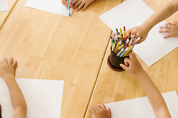 포토 JPG 라이프스타일 손 어린이라이프 종이 어린이 모션 탁자 색연필 함께함 실내 미술 사람 동양인 여러명 신체부위 유치원 유치원생 한국인 순수 어린이만 국내포토 교육 가구 다수 컨셉 문화예술 학용품 인종 내부 생활 파일형식