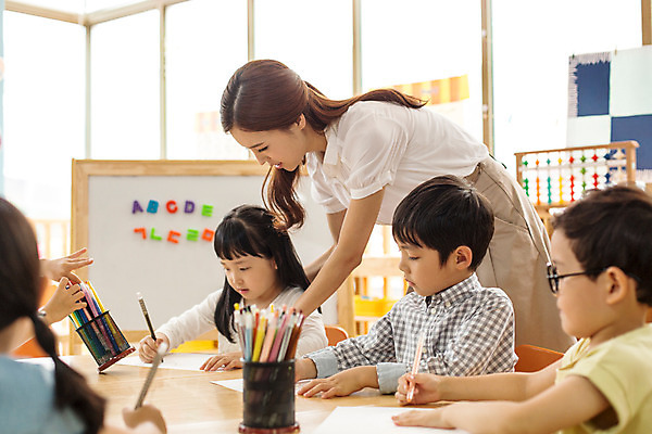 포토 JPG 라이프스타일 여자 남자 어린이라이프 어린이 모션 함께함 실내 미술 서기 사람 앉기 동양인 여러명 상반신 성인 옆모습 교사 유치원 유치원생 한국인 순수 그림 아이돌봄 국내포토 직업 교육 뷰포인트 다수 컨셉 문화예술 인종 내부 생활 파일형식 돌봄서비스