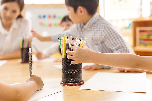 포토 JPG 라이프스타일 손 여자 남자 어린이라이프 어린이 모션 색연필 함께함 실내 미술 사람 동양인 여러명 성인 아웃포커스 신체부위 교사 유치원 유치원생 한국인 순수 아이돌봄 국내포토 직업 교육 다수 컨셉 문화예술 학용품 촬영기법 인종 내부 생활 파일형식 돌봄서비스