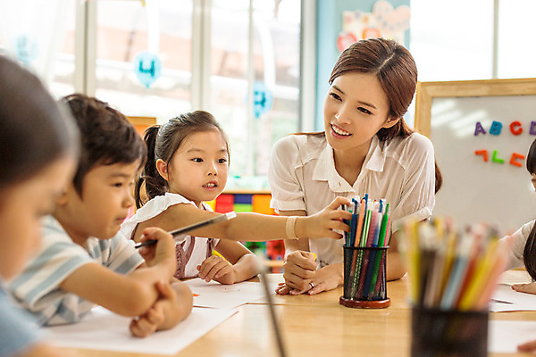 포토 JPG 라이프스타일 응시 여자 남자 어린이라이프 어린이 모션 색연필 함께함 실내 미술 미소 사람 앉기 동양인 여러명 상반신 성인 앞모습 교사 유치원 유치원생 한국인 순수 천진난만 아이돌봄 국내포토 직업 시선 교육 뷰포인트 다수 컨셉 문화예술 학용품 표정 인종 내부 생활 파일형식 돌봄서비스