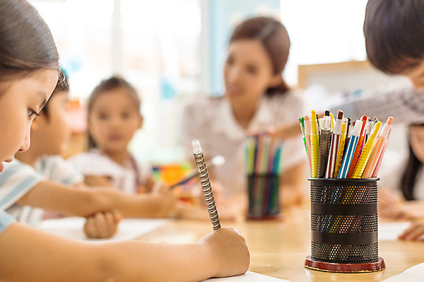 포토 JPG 라이프스타일 여자 남자 어린이라이프 어린이 모션 색연필 함께함 실내 미술 들기 사람 앉기 동양인 여러명 상반신 성인 앞모습 옆모습 아웃포커스 교사 유치원 유치원생 한국인 순수 아이돌봄 국내포토 직업 교육 뷰포인트 다수 컨셉 문화예술 학용품 촬영기법 인종 내부 생활 파일형식 돌봄서비스