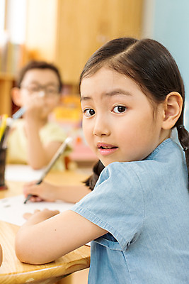 포토 JPG 라이프스타일 여자 남자 어린이라이프 어린이 모션 함께함 실내 미술 사람 앉기 동양인 상반신 두명 앞모습 뒷모습 아웃포커스 유치원 유치원생 한국인 뒤돌아보기 순수 어린이만 국내포토 교육 뷰포인트 컨셉 문화예술 촬영기법 인종 내부 생활 파일형식