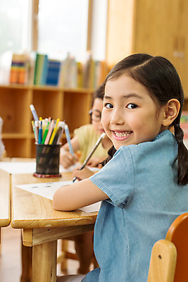 포토 JPG 라이프스타일 여자 남자 어린이라이프 어린이 모션 함께함 실내 미술 미소 사람 앉기 동양인 상반신 두명 뒷모습 유치원 유치원생 한국인 뒤돌아보기 순수 천진난만 어린이만 국내포토 교육 뷰포인트 컨셉 문화예술 표정 인종 내부 생활 파일형식