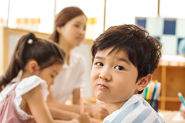 포토 JPG 라이프스타일 여자 남자 어린이라이프 어린이 모션 실내 미술 사람 앉기 동양인 상반신 성인 앞모습 옆모습 세명 교사 유치원 유치원생 한국인 좌절 지루함 아이돌봄 국내포토 직업 교육 감정 뷰포인트 컨셉 문화예술 인종 내부 생활 파일형식 돌봄서비스
