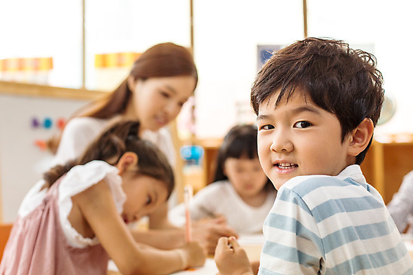 포토 JPG 라이프스타일 여자 남자 어린이라이프 어린이 모션 함께함 실내 미술 사람 동양인 여러명 유치원 유치원생 한국인 집중 순수 어린이만 국내포토 교육 다수 컨셉 문화예술 인종 내부 생활 파일형식