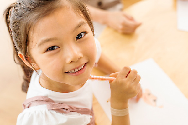 포토 JPG 라이프스타일 여자 어린이라이프 어린이 모션 함께함 실내 미술 서기 미소 사람 동양인 상반신 두명 앞모습 유치원 유치원생 한국인 순수 천진난만 여자만 어린이만 소녀만 국내포토 교육 뷰포인트 컨셉 문화예술 표정 인종 내부 생활 파일형식