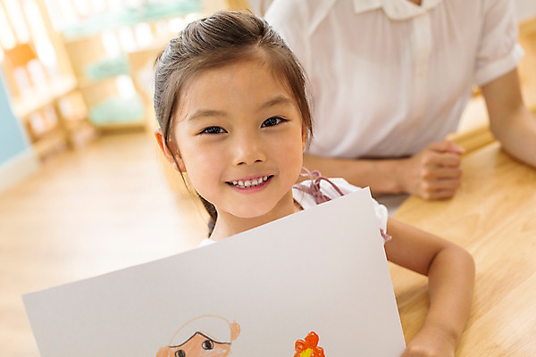 포토 JPG 라이프스타일 여자 어린이라이프 어린이 모션 실내 미술 미소 사람 앉기 동양인 상반신 성인 두명 앞모습 교사 유치원 유치원생 한국인 순수 즐거움 천진난만 여자만 아이돌봄 국내포토 직업 교육 감정 뷰포인트 컨셉 문화예술 표정 인종 내부 생활 파일형식 돌봄서비스