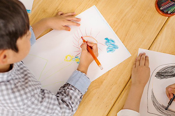 포토 JPG 라이프스타일 여자 남자 어린이라이프 어린이 모션 색연필 함께함 실내 미술 사람 앉기 동양인 상반신 두명 유치원 유치원생 한국인 집중 순수 어린이만 국내포토 교육 컨셉 문화예술 학용품 인종 내부 생활 파일형식