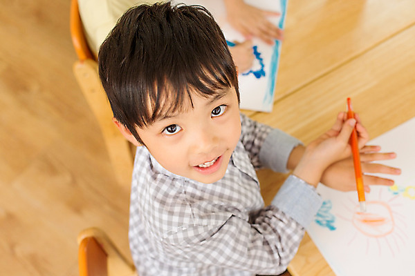 포토 JPG 라이프스타일 남자 어린이라이프 어린이 모션 실내 미술 한명 사람 앉기 동양인 상반신 유치원 유치원생 한국인 순수 즐거움 천진난만 남자만 남자한명만 어린이만 소년만 소년한명만 국내포토 1 교육 감정 컨셉 문화예술 인종 내부 생활 파일형식