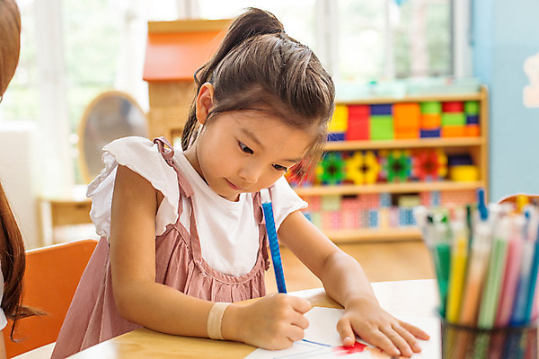 포토 JPG 라이프스타일 여자 어린이라이프 어린이 모션 함께함 실내 미술 한명 사람 앉기 동양인 상반신 앞모습 유치원 유치원생 한국인 집중 순수 여자만 여자한명만 어린이만 소녀만 소녀한명만 국내포토 1 교육 뷰포인트 컨셉 문화예술 인종 내부 생활 파일형식