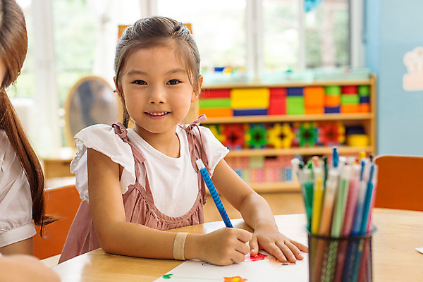 포토 JPG 라이프스타일 여자 어린이라이프 어린이 모션 함께함 실내 미술 한명 미소 사람 앉기 동양인 상반신 앞모습 유치원 유치원생 한국인 순수 천진난만 여자만 여자한명만 어린이만 소녀만 소녀한명만 국내포토 1 교육 뷰포인트 컨셉 문화예술 표정 인종 내부 생활 파일형식
